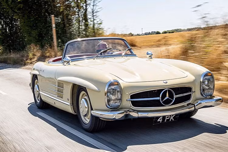 Chiếc Mercedes-Benz SL đời 1963 sẽ được bán đấu giá thông qua RM Sotheby's tại Chobham, Vương quốc Anh và dự kiến ​​sẽ đạt mức giá khoảng 2,02 triệu đô la. Chỉ trong năm ngoái, một chiếc xe có thân bằng nhôm, phiên bản được thèm muốn nhất của dòng W198 đã được bán với giá đáng kinh ngạc là 9.335.000 đô la, vì thế, sẽ không có gì quá bất ngờ nếu chiếc xe trong bài được ai đó trả cao hơn 9,3 triệu USD.