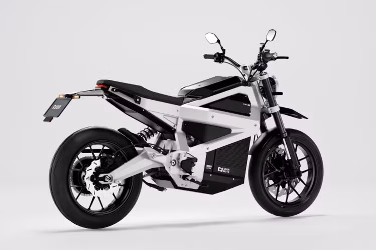 Khách hàng tại thị trường Malaysia có thể giữ chỗ mua xe bằng cách đặt cọc trực tuyến với mức tương đương 1 triệu đồng, và xe được cung cấp với ba tùy chọn màu sắc cá tính gồm Đen Than, Xanh Dương và Đỏ Lava.