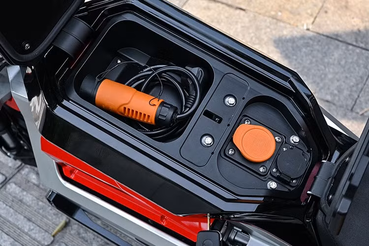 Về phong cách thiết kế của Nuen N1-S có tên gọi Urban Scrambler, tổng thể hao hao một chiếc môtô bụi bặm hoài cổ nhưng các chi tiết được cách tân mang hơi hướm tương lai. Điểm nhấn chính là khung sườn N1 kiểu liền khối (unibody), vừa đóng vai trò tăng độ ổn định khi vận hành, vừa tạo nên ngoại hình cơ bắp và mạnh mẽ cho chiếc xe điện 2 bánh.