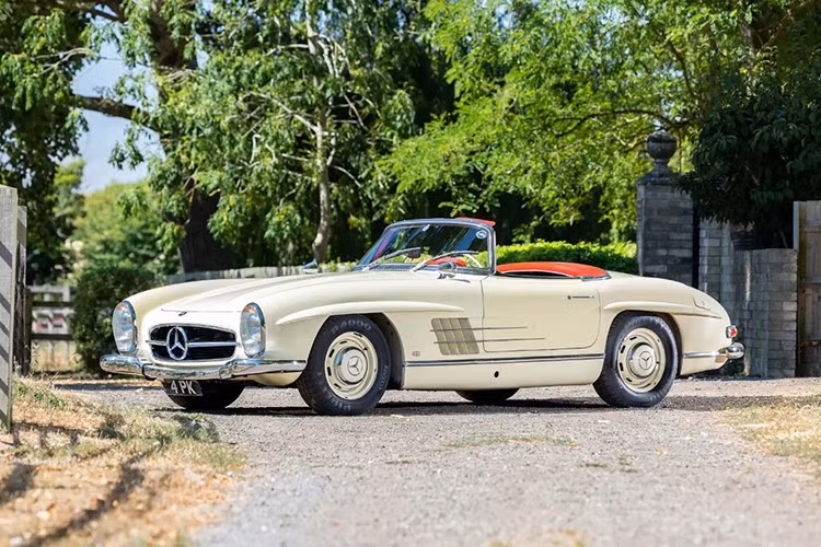 Số miles được ghi nhận là 39.143, được cho là xe nguyên bản, khẳng định rằng chiếc Mercedes-Benz thanh lịch này chưa bao giờ bị tháo rời hoặc lắp ráp lại hoàn toàn. Việc bảo quản cẩn thận và sửa đổi tối thiểu góp phần tạo nên sự mong muốn, khiến nó trở thành một trong những mẫu xe 300 SL Roadster sản xuất muộn tốt nhất trên thế giới.