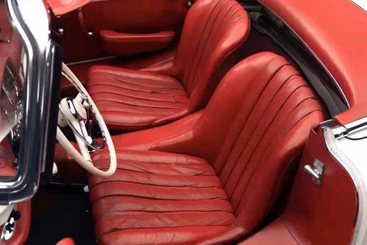 Ông Lindsay vẫn sở hữu chiếc xe cho đến cuối năm 1970, với hóa đơn và hồ sơ bảo dưỡng ghi lại từng bước sở hữu của ông. Vào tháng 1 năm 1968, ông đã lắp đặt khối động cơ và piston mới chỉ sau 315 miles sau khi mua, có thể là một phụ tùng nguyên bản chưa được đóng dấu của nhà máy, thường dùng cho động cơ M198 sáu xi-lanh thẳng hàng 3.0 lít hợp kim ít được biết đến của thời kỳ đó.