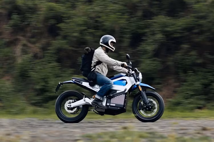 Tùy theo phiên bản và tùy chọn nâng cấp của người dùng, Nuen N1-S có thể lắp sẵn các trang bị cao cấp như tay phanh Brembo, cùm kẹp phanh Brembo, hệ thống treo Ohlins trước dạng hành trình ngược và phuộc sau lò xo trụ đơn… Xe dùng chìa khóa thông minh tắt/mở điện bằng nút bấm, riêng hộc để đồ và cổng sạc vẫn dùng ổ khóa cơ.