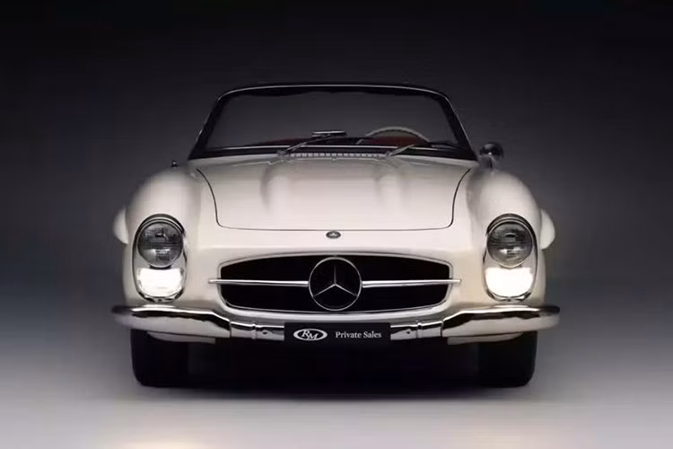 Về mặt kỹ thuật, Roadster là một mẫu xe hợp kim, được trang bị phanh đĩa, đại diện cho đỉnh cao của những cải tiến kỹ thuật trên dòng 300 SL trong suốt quá trình sản xuất. Khung gầm, hộp số và trục sau với số hiệu trùng khớp mang lại tính xác thực và đảm bảo rằng chiếc xe này là phiên bản chính xác của thông số kỹ thuật xuất xưởng.