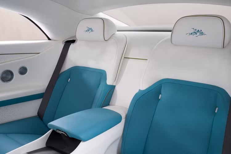 Ấn tượng hơn, mỗi chiếc xe đều được trang bị phần cửa Starlight với 4.796 “ngôi sao” bố trí thủ công, cùng mặt fascia phát sáng với hơn 5.500 “ngôi sao” bên cạnh logo Spectre. Ý tưởng này được các nghệ nhân Rolls-Royce lấy cảm hứng từ hiện tượng thiên văn “tam giác mùa xuân” được hình thành bởi ba chòm sao ở bán cầu Bắc: Boötes, Leo và Virgo.