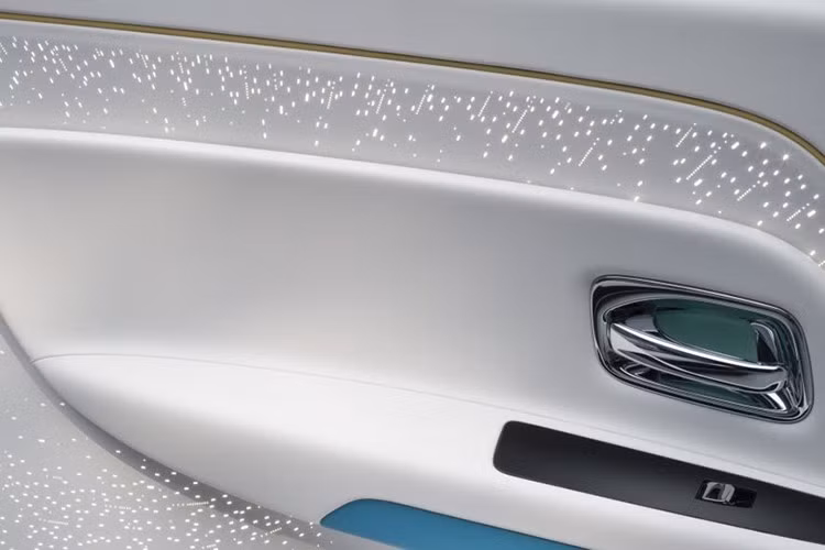 Chiếc Spectre đầu tiên trong bộ sưu tập Primavera mang tên Evanescent. Vẻ đẹp mong manh của mùa xuân chính là ý tưởng cho tên gọi “Evanescent”, phản ánh sự đến và đi tuy ngắn ngủi nhưng vô cùng rực rỡ của thời khắc giao mùa. Thiết kế của chiếc xe lấy cảm hứng từ các loài hoa dại mọc tự nhiên, phủ khắp cánh đồng và rừng cây khi xuân về mang đến những gam màu tươi sáng.