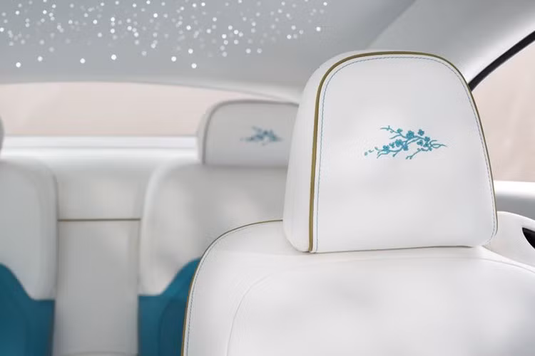 Để tạo nên hiệu ứng thị giác hoàn hảo này, các kỹ sư đã tiến hành thử nghiệm tới 37 cấp độ khắc laser khác nhau nhằm đạt sự tương phản hài hòa trên bề mặt gỗ bóng, trước khi phát triển một quy trình đánh bóng đặc biệt giúp giữ trọn độ sắc nét của chi tiết nhưng vẫn đảm bảo độ hoàn thiện mượt mà tuyệt đối.