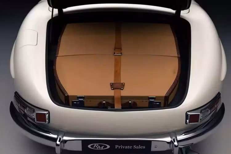 Động cơ M198 sản sinh công suất 190 mã lực dưới nắp ca-pô được thiết kế tinh xảo, sản sinh công suất 212 mã lựcvà mô-men xoắn 144 pound-feet (196 Nm), truyền xuống mặt đất thông qua hộp số sàn 4 cấp. Nghe có vẻ không đáng kể so với tiêu chuẩn ngày nay, nhưng đó là những chiếc xe đỉnh cao nhất của thời đại.