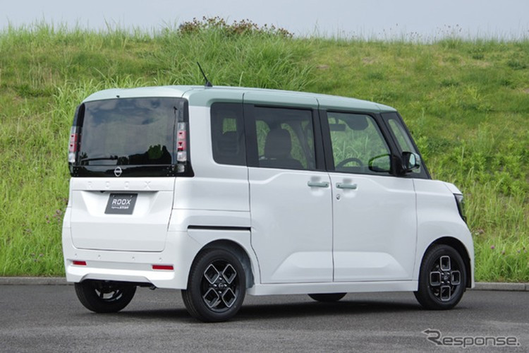 Dù giữ lại kiểu dáng tổng thể tương tự đời trước nhưng Nissan Roox 2025 đã thay đổi hoàn toàn khu vực đầu xe. Tại đây, xe được hãng Nissan trang bị cụm đèn pha mới và dải đèn LED ôm trọn mặt trước.