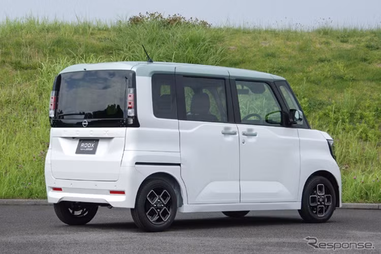 Dù giữ lại kiểu dáng tổng thể tương tự đời trước nhưng Nissan Roox 2025 đã thay đổi hoàn toàn khu vực đầu xe. Tại đây, xe được hãng Nissan trang bị cụm đèn pha mới và dải đèn LED ôm trọn mặt trước.