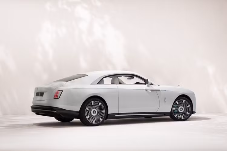 Những chi tiết hoa tinh tế này được phác họa thủ công bởi các chuyên gia Bespoke Rolls-Royce, xuất hiện xuyên suốt trên cả ngoại thất lẫn nội thất chiếc xe. Ngay từ phần ngoại thất, Spectre Primavera lập tức thu hút ánh nhìn với đường viền coachline thủ công mô tả cành hoa anh đào đang khoe sắc.