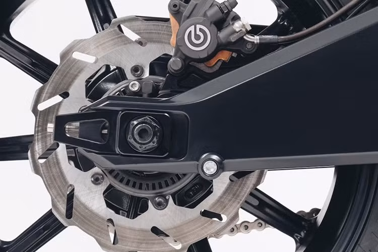 Thông số vận hành theo nhà sản xuất là 245 km ở điều kiện lý tưởng. Pin hỗ trợ sạc thường bằng bộ sạc cầm tay và nguồn điện dân dụng 0-100% mất 4,5 giờ. Chiếc mô tô điện có trang bị cổng sạc nhanh DC nạp pin 0-80% mất 40 phút hoặc sạc 1 giờ đi được 200 km. Tuy nhiên, hệ thống trạm sạc nhanh DC đang ở giai đoạn phát triển và chưa có thông tin chi tiết.