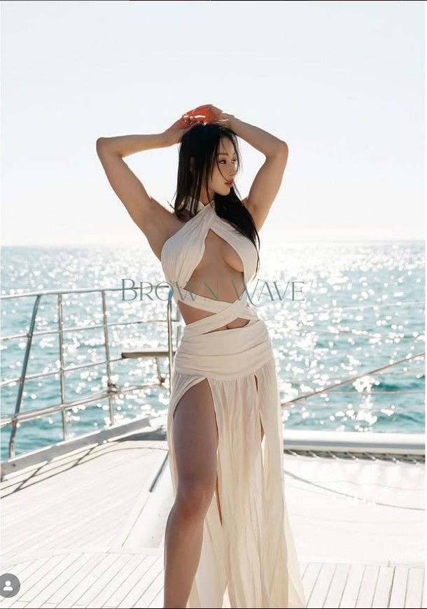 Thân hình chuẩn cùng phong thái chuyên nghiệp giúp cô được nhiều nhãn hàng mời chụp ảnh và quảng bá sản phẩm.