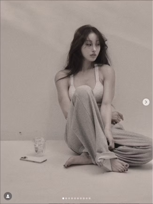 Trên mạng xã hội, Song A-reum thường xuyên đăng tải các bài tập, chế độ dinh dưỡng và bí quyết để duy trì hình thể săn chắc.