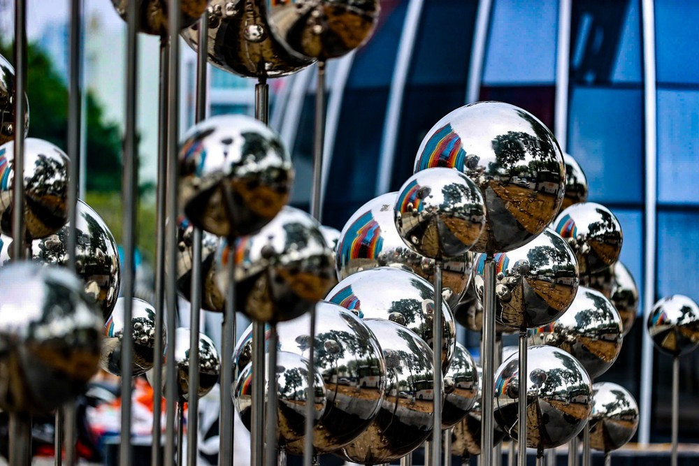 Bản giao hưởng của kim loại, ánh sáng và màu sắc. Thiết kế mang đậm tính đương đại này cho thấy sự vươn mình, cởi mở trong tư duy quy hoạch không gian văn hóa công cộng tại Hà Nội.