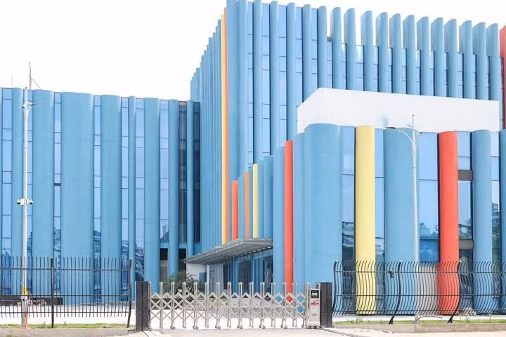 Sự chuyển đổi nhịp điệu của các thanh lam màu sắc giúp khối nhà khổng lồ trở nên mềm mại, uyển chuyển như một phím đàn piano khổng lồ đang tấu lên khúc nhạc vui tươi, đúng với tinh thần "Tuổi trẻ".