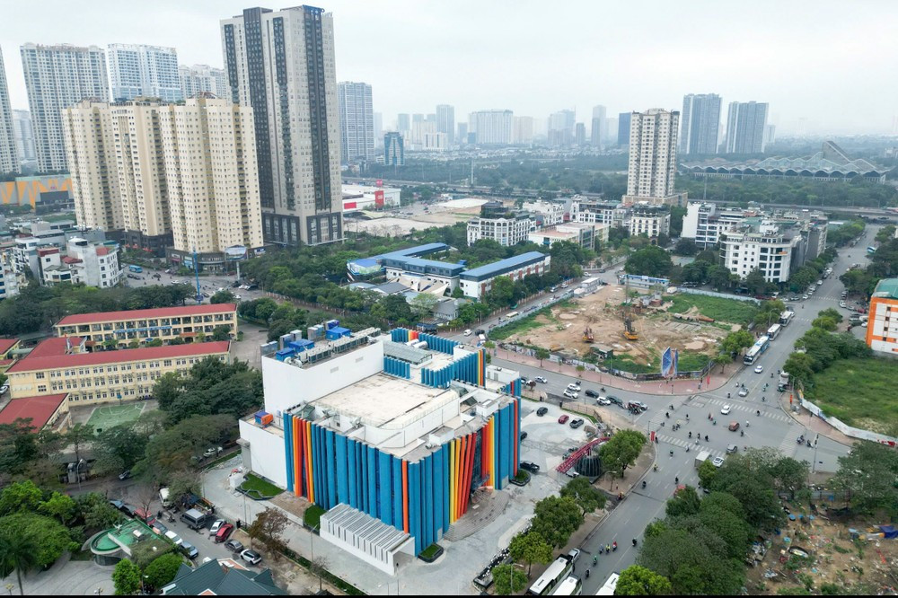 Sau nhiều năm thi công, cơ sở 2 của Nhà hát Tuổi trẻ tại Hà Nội đang bước vào những khâu hoàn thiện cuối cùng. Với thiết kế rực rỡ và phá cách, công trình hứa hẹn mang đến một không gian biểu diễn nghệ thuật hiện đại, đáp ứng nhu cầu của khán giả Thủ đô.