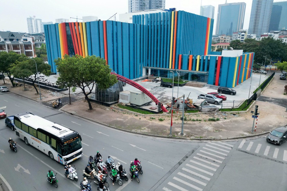 Tọa lạc tại Khu đô thị Nam Trung Yên (Hà Nội), dự án cơ sở 2 Nhà hát Tuổi trẻ do Bộ Văn hóa, Thể thao và Du lịch làm chủ đầu tư đang dần lộ diện hình hài hoàn chỉnh sau nhiều năm rục rịch triển khai trên phần đất được thành phố cấp.