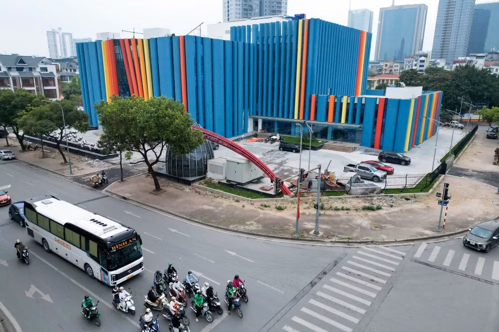 Tọa lạc tại Khu đô thị Nam Trung Yên (Hà Nội), dự án cơ sở 2 Nhà hát Tuổi trẻ do Bộ Văn hóa, Thể thao và Du lịch làm chủ đầu tư đang dần lộ diện hình hài hoàn chỉnh sau nhiều năm rục rịch triển khai trên phần đất được thành phố cấp.