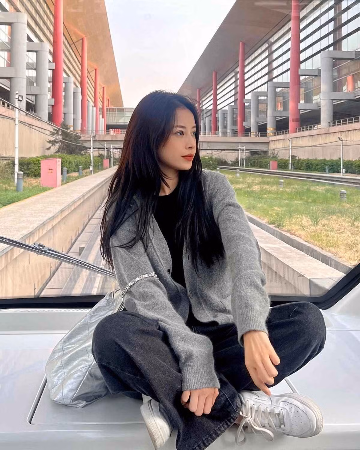 Tổng thể trang phục tôn dáng, tạo cảm giác thanh thoát nhưng vẫn giữ được sự sang trọng và hiện đại.