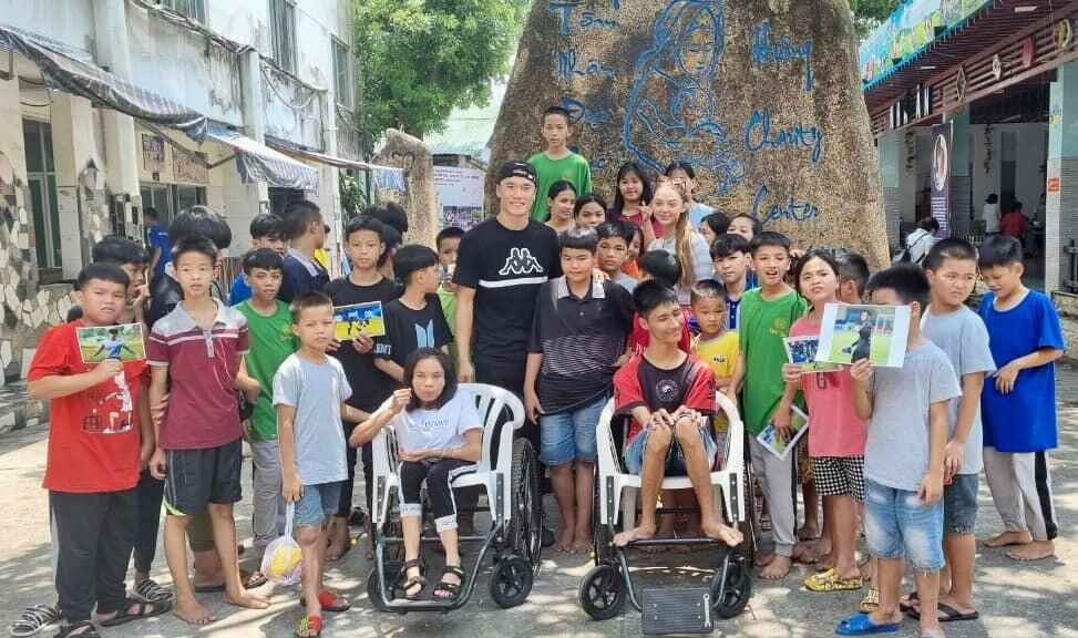 Mỗi dịp Tết hay ngày lễ, Dũng cùng bạn bè lại âm thầm gom góp, lan tỏa niềm vui đến những hoàn cảnh kém may mắn.