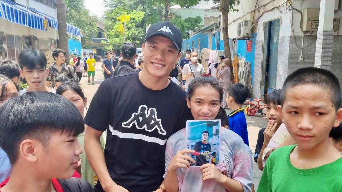 Bùi Tiến Dũng thường xuyên ghé thăm các mái ấm, trao quà cho trẻ em mồ côi, cơ nhỡ.