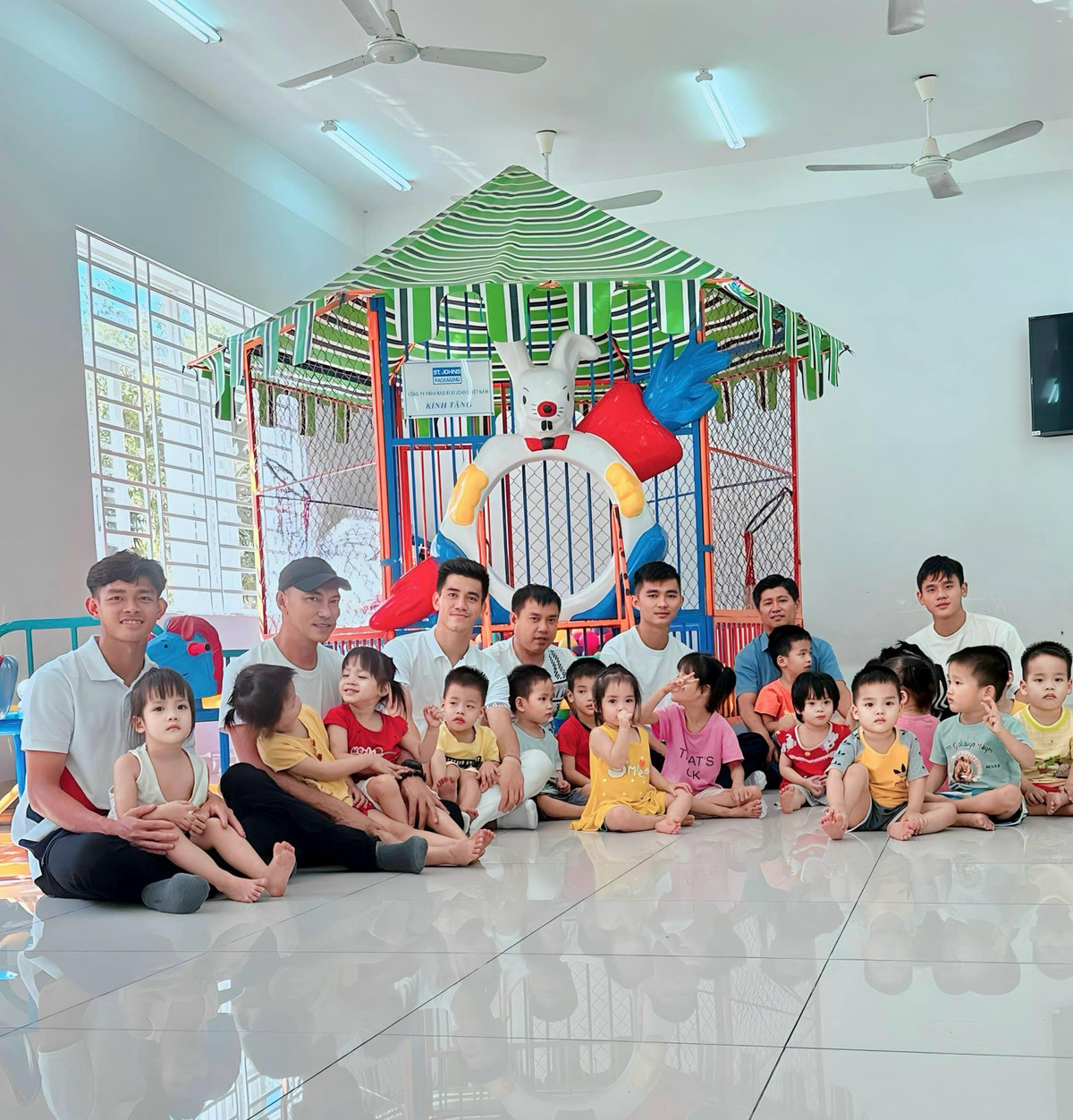 Ngoài ra, Tiến Linh còn âm thầm hỗ trợ chi phí phẫu thuật (khoảng 42 triệu đồng) cho một em nhỏ tại Viện Tim, mang lại cơ hội sống mới cho em. Những hành động bền bỉ, không phô trương cho thấy nam tiền đạo đội tuyển Việt Nam không chỉ là cây săn bàn số một của tuyển Việt Nam mà còn là hình mẫu về trái tim nhân ái của thế hệ cầu thủ trẻ.