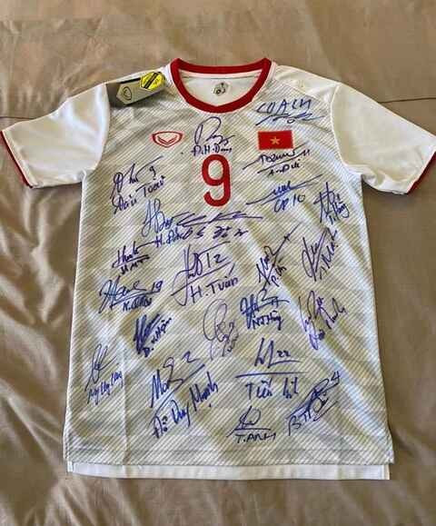 Năm 2020, khi quê nhà Hải Dương chịu ảnh hưởng nặng nề vì COVID-19, Văn Toàn đã bán đấu giá chiếc áo số 9 từng khoác tại vòng loại World Cup với giá 300 triệu đồng để gây quỹ chống dịch.