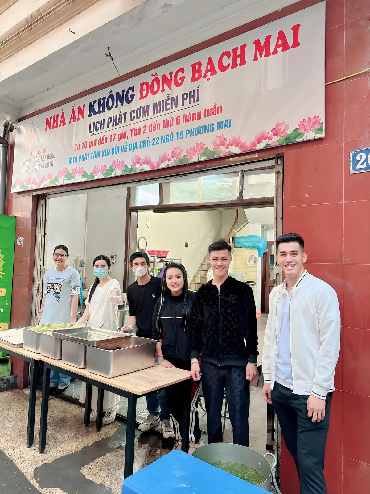 Chưa dừng lại ở đó, sau ASEAN Cup 2024, Tiến Linh tiếp tục trích tiền thưởng để ủng hộ 2,5 tấn gạo cho các "bếp ăn 0 đồng" tại Bệnh viện Bạch Mai và Bệnh viện K Tân Triều (Hà Nội).