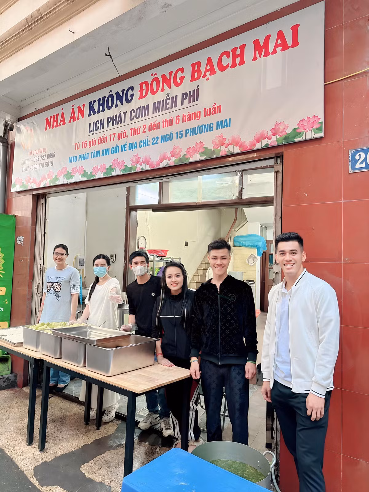 Chưa dừng lại ở đó, sau ASEAN Cup 2024, Tiến Linh tiếp tục trích tiền thưởng để ủng hộ 2,5 tấn gạo cho các "bếp ăn 0 đồng" tại Bệnh viện Bạch Mai và Bệnh viện K Tân Triều (Hà Nội).