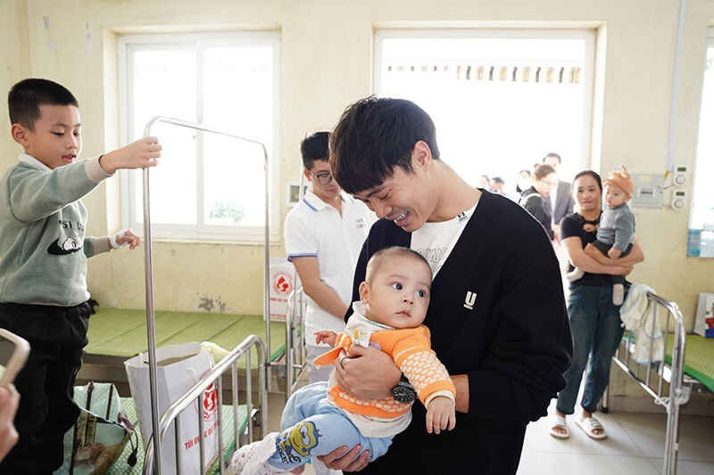 Khi ấy Văn Toàn chia đôi số tiền để ủng hộ phường Thạch Khôi và thành phố Hải Dương, đồng thời gửi thêm khẩu trang, nước rửa tay và gạo cho bà con. Dù bận rộn, anh cũng không quên sử dụng mạng xã hội kêu gọi cộng đồng cùng chung tay, tạo nên sức lan tỏa mạnh mẽ.