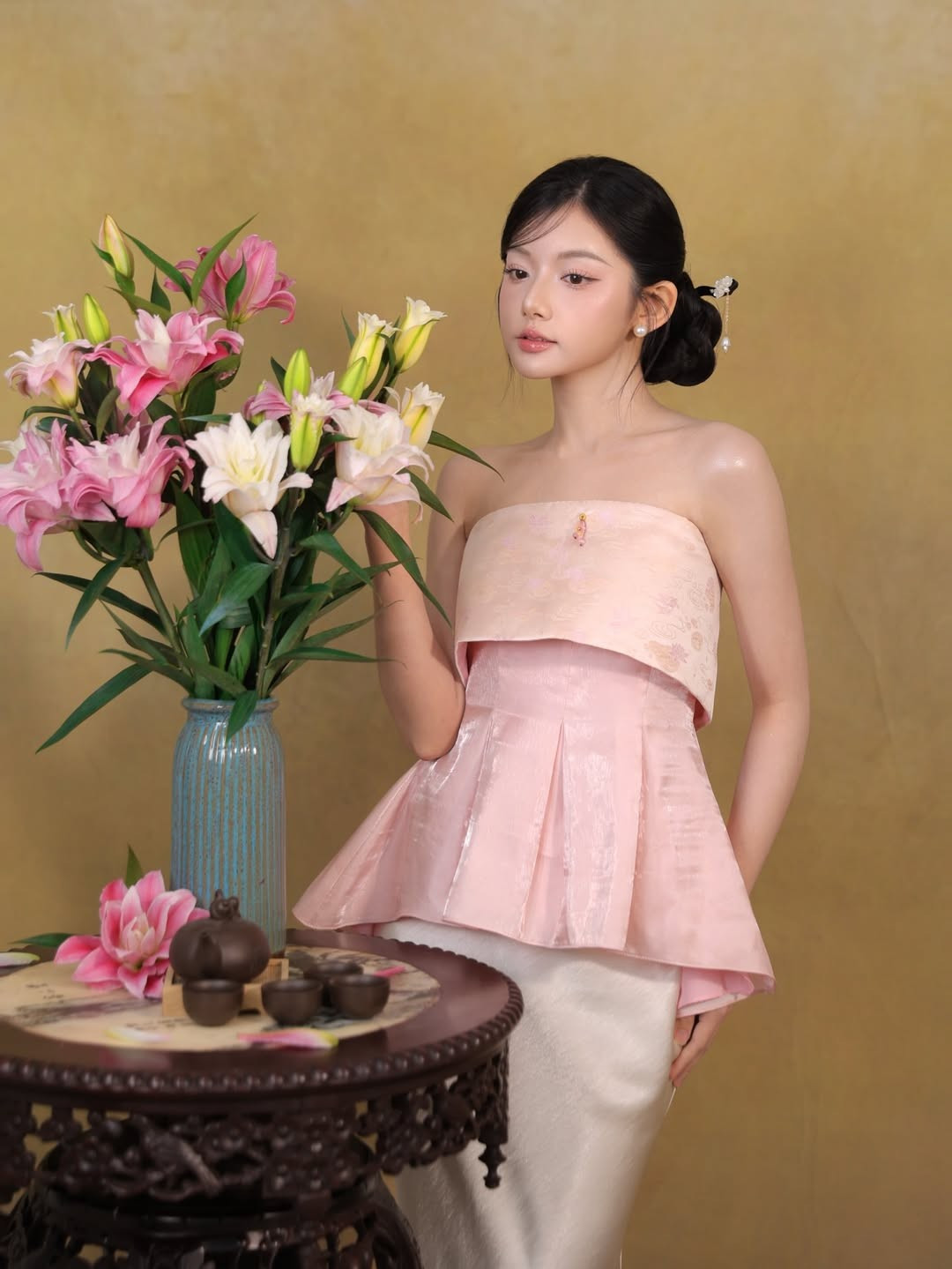 Quỳnh Trương sinh năm 2002, quê Nghệ An. Ít ai ngờ rằng phía sau hình ảnh một TikToker nổi tiếng là một cô gái có nền tảng học vấn vững vàng khi tốt nghiệp chuyên ngành Công nghệ thông tin tại Trường Đại học Kinh tế Quốc dân (NEU).