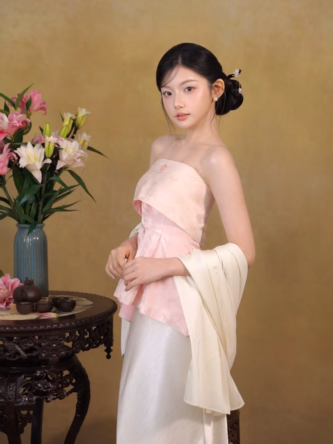 Trong loạt ảnh được chia sẻ, Quỳnh Trương lựa chọn trang phục mang tông màu pastel nhẹ nhàng, thiết kế tối giản nhưng tinh tế.