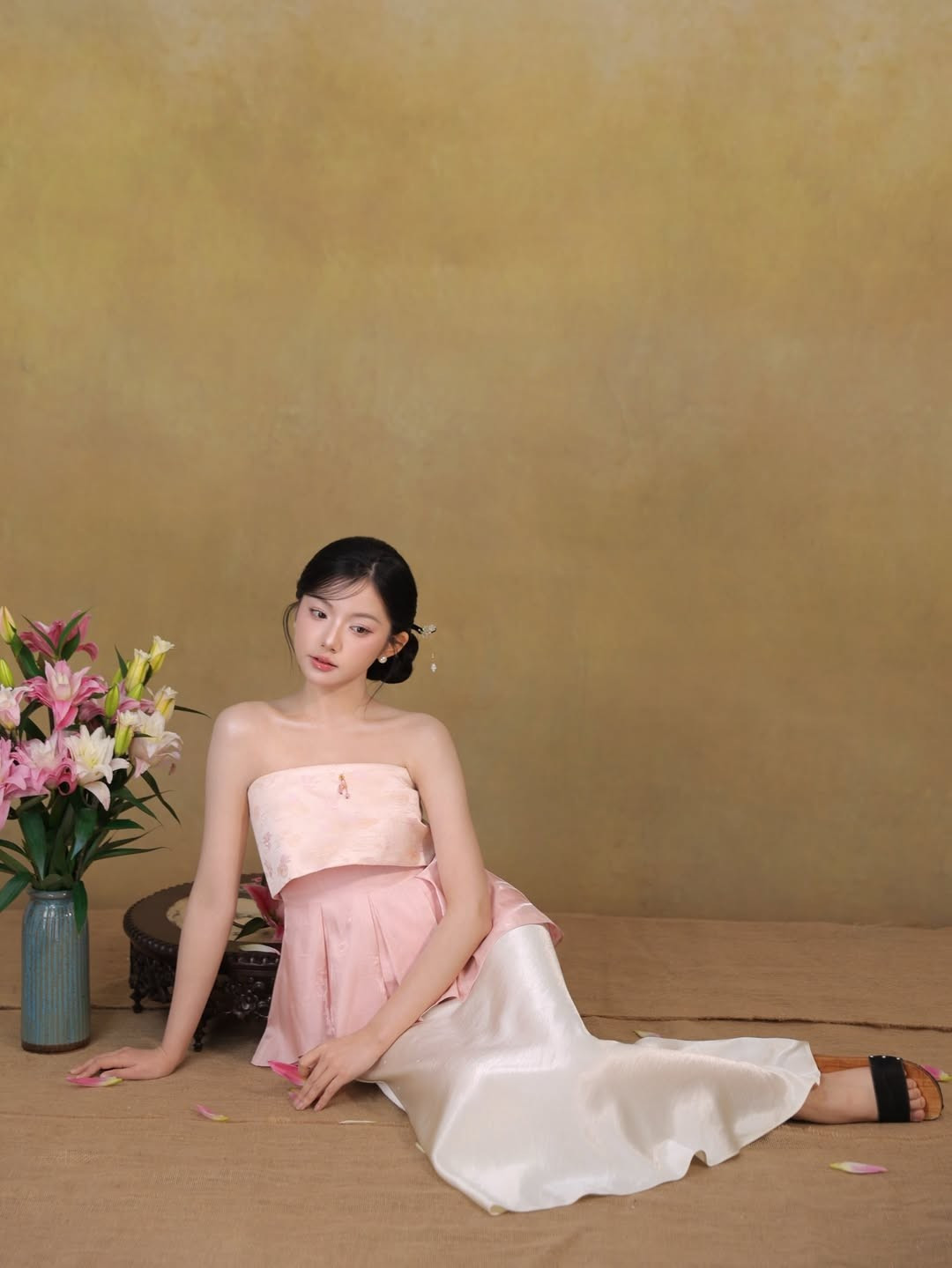 Kiểu dáng thanh thoát giúp tổng thể của Quỳnh Trương tôn lên vóc dáng mảnh mai, trong khi cách tạo dáng mềm mại làm nổi bật vẻ đẹp thuần khiết, đúng với hình ảnh “thần tiên tỷ tỷ” mà cộng đồng mạng ưu ái dành cho cô.