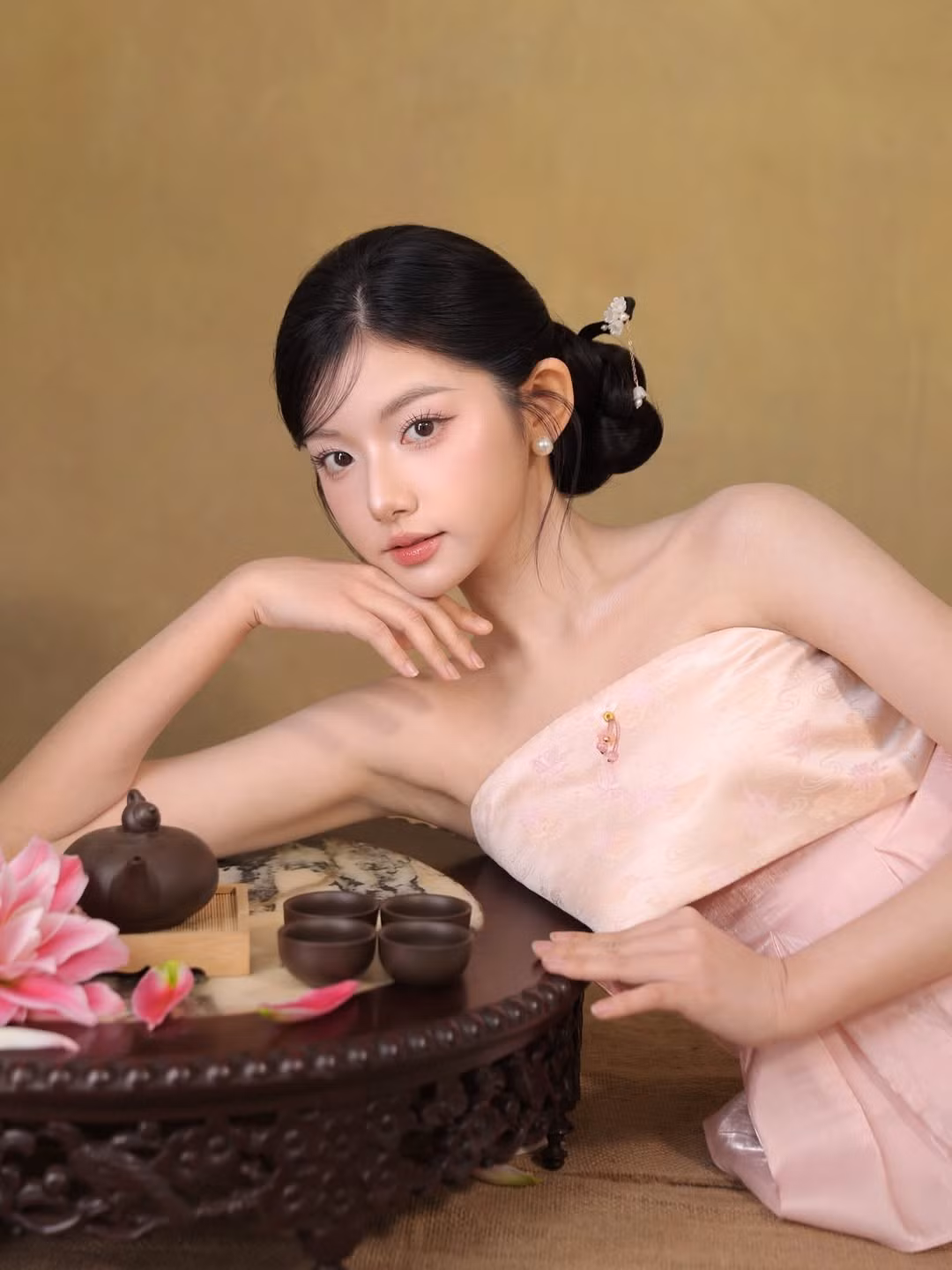 Đôi mắt to tròn, sống mũi thanh và làn da trắng hồng tự nhiên kết hợp lớp trang điểm trong veo khiến Quỳnh Trương trông vừa mong manh vừa cuốn hút.