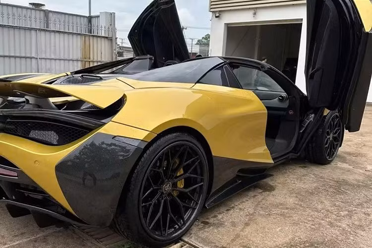 Chưa dừng lại ở việc độ body kit, chiếc xe McLaren 720S Spider Novitec này còn được chủ nhân chi mạnh tay để xe mang bộ móng hoàn toàn mới so với trước. Bộ mâm SV10M Deep Concave FS của Strasse đã lọt vào mắt xanh của đại gia Đà Nẵng với tùy chọn hoàn toàn carbon.