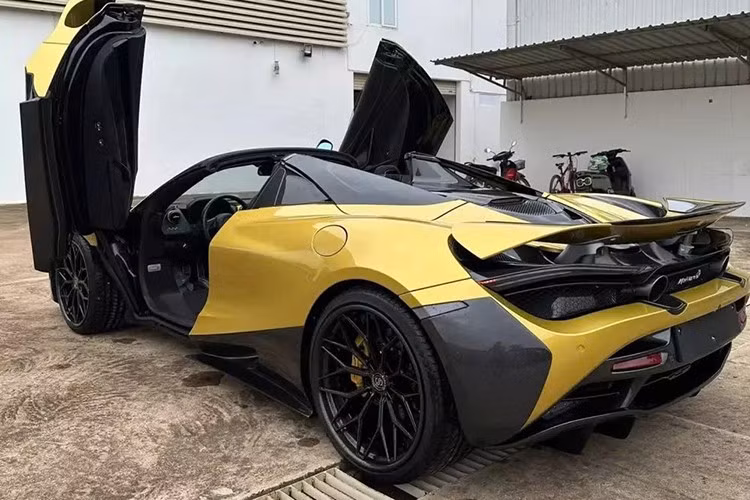 Theo tìm hiểu, chiếc siêu xe mui trần McLaren 720S Spider từng được tay chơi xe Đà Nẵng chơi lớn khi lột xác ngoại thất qua bản độ body kit của hãng độ Novitec đã trở về lại Lào để tìm chủ, sau hơn 2 năm xuất hiện ở miền Trung của Việt Nam.
