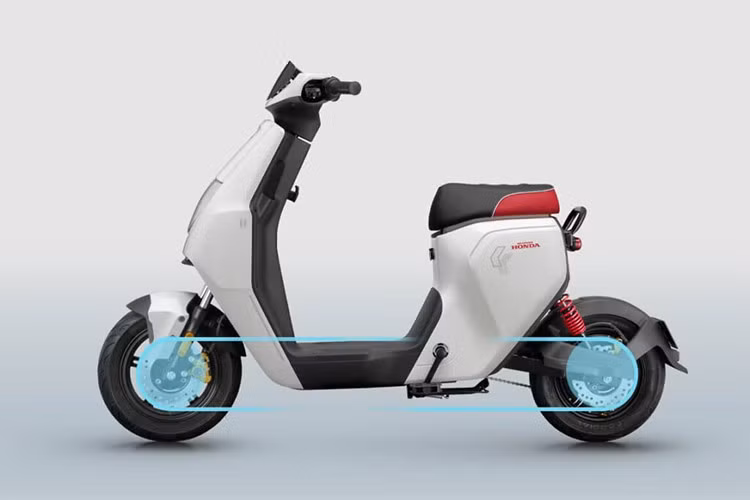 Một số chi tiết đáng chú ý khác là phuộc sau lò xo đôi đặt nghiêng, chắn bùn sau che phủ gần nửa bánh xe để hạn chế bùn đất. Dù động cơ đặt ở trục bánh sau, xe vẫn dùng truyền động xích để hỗ trợ chức năng đạp.