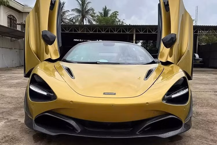 Mức giá bán của chiếc xe McLaren 720S Spider này không được tiết lộ, nhưng đây có thể là chiếc xe hiếm hoi ở Lào thuộc bản McLaren 720S Spider, và duy nhất mang gói độ khủng của Novitec.