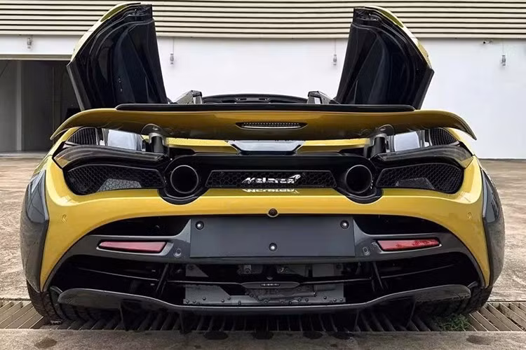 Ở thiết kế, hãng độ Novitec mang đến cho siêu xe mui trần McLaren 720S Spider gói nâng cấp body kit carbon bao gồm cản va trước với điểm nhấn là có thêm 2 thanh ốp đầu xe và vây cá sắc cạnh. Kế đến là nẹp sườn mới và đuôi xe với 2 tấm ốp bên hông và khuếch tán sau bằng carbon.