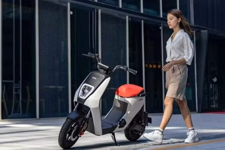 Đặc biệt, người dùng có thể lắp bàn đạp để sử dụng như một xe đạp điện khi cần, nhờ trọng lượng nhẹ chỉ bằng khoảng một nửa so với xe máy tiêu chuẩn.