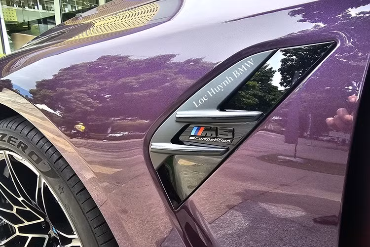 Ở phiên bản mới, BMW M3 2024 được áp dụng những thay đổi tương tự người anh em M4. Điều này được thể hiện rõ qua cụm đèn pha với 2 dải đèn LED định vị ban ngày kiêm đèn báo rẽ hình mũi tên nằm dọc bên trong rất cá tính.