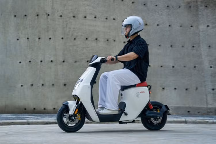 Hiện tại, Honda U-BE được các đại lý tư nhân chào bán khoảng 25 triệu đồng và chưa được phân phối chính hãng tại Việt Nam. Nếu được bán rộng rãi, mẫu xe này sẽ nằm cùng phân khúc với VinFast Feliz và một số dòng xe máy điện giá rẻ khác.