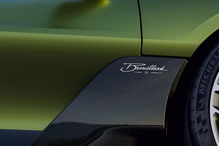 Được đặt tên theo chú ngựa đua ưa thích của người sáng lập hãng Ettore Bugatti, Brouillard có vẻ giống phiên bản coupe của mẫu W16 Mistral phiên bản giới hạn , nhưng khi quan sát kỹ hơn, gần như mọi chi tiết đều được thiết kế riêng biệt. Phía trước, xe sở hữu cản trước với lưới tản nhiệt hình móng ngựa rộng, đèn pha LED gắn trên dè trước với các khe hút gió làm mát bổ sung.