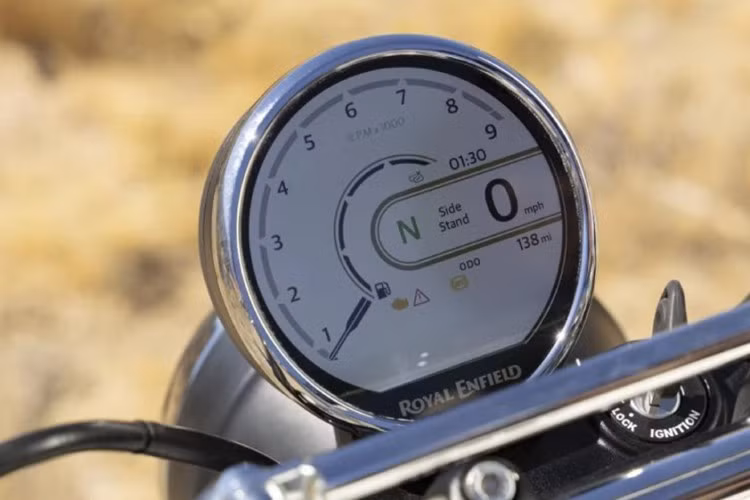 Xe ra mắt với năm phối màu đầy cảm hứng từ phong cách sống California: Trắng, Xanh, Vàng mật ong, Bóng vàng và bản phối đặc biệt Two Four Nine – vinh danh số đua huyền thoại của Eddie Mulder.