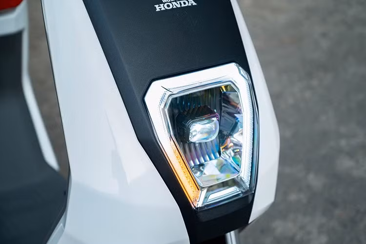 Kiểu dáng khác biệt so với các mẫu scooter phổ thông, đuôi xe ngắn và tổng thể gọn gàng. Yên cao 740 mm, sàn để chân dài 300 mm, thuận tiện cho việc chở vật dụng cồng kềnh.