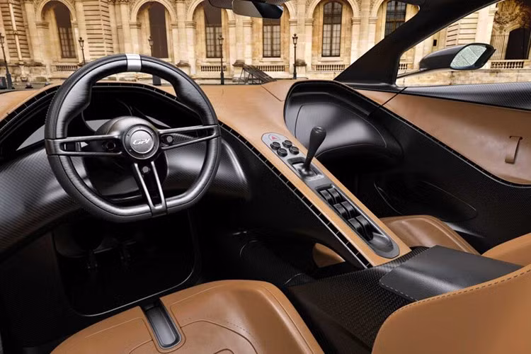 Trong khoang lái gần như không có màn hình, bảng điều khiển trung tâm nhô lên gợi nhớ đến mẫu xe huyền thoại Porsche Carrera GT và là nơi đặt cần số màu đen, kết nối với hộp số sàn sáu cấp Xtrac.