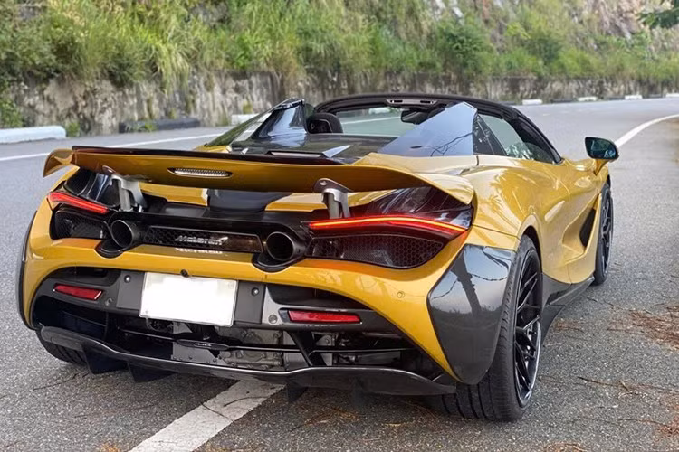 Là mẫu siêu xe từng “làm mưa làm gió” tại Việt Nam, khi mới ra mắt McLaren 720S Spider có giá bán khoảng 237.000 Euro tại thị trường quê nhà Anh quốc (tương đương khoảng 7,1 tỷ đồng).
