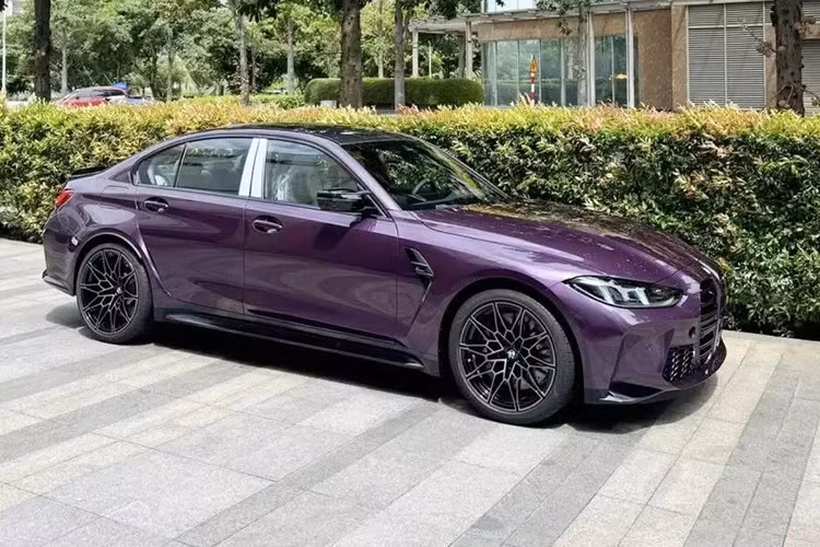 Ngoài màu tím, ngoại hình xe còn có nhiều chi tiết carbon như cản va sau, cản trước, vỏ gương, nẹp sườn cùng bộ mâm đa chấu kép sơn tối màu và kẹp phanh màu xanh.