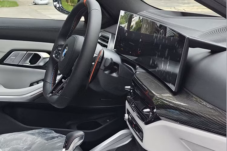 Màn hình cong của BMW M3 2024 bao gồm bảng đồng hồ kỹ thuật số 12,3 inch và màn hình cảm ứng trung tâm 14,9 inch, kết nối với hệ thống iDrive dựa trên hệ điều hành BMW Operating System 8.5. Cách chỉnh hệ thống điều hòa trên màn hình này đã trở nên đơn giản hơn để dễ sử dụng.