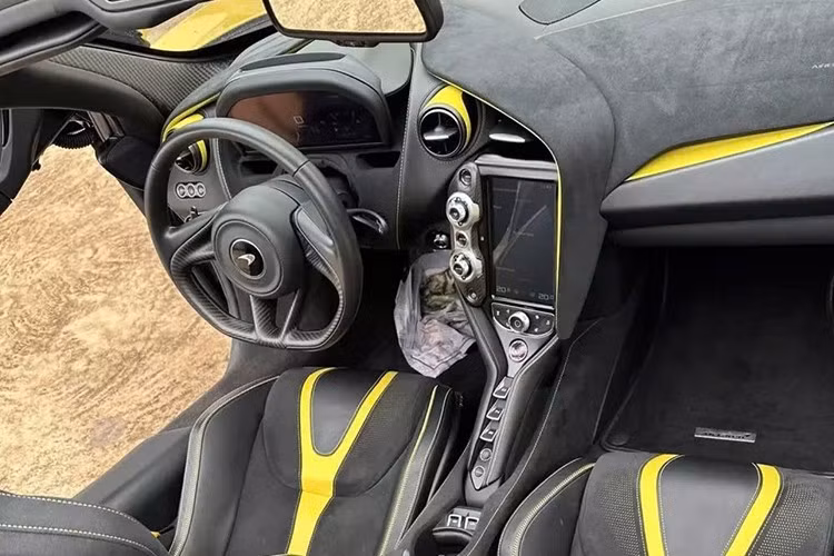 Siêu xe mui trần McLaren 720S Spider độ Novitec được được trang bị khối động cơ xăng V8, dung tích 4.0 lít, tăng áp kép, cho công suất tối đa 700 mã lực và mô-men xoắn cực đại 769 Nm. Sức mạnh được truyền tới bánh thông qua hộp số tự động 7 cấp.